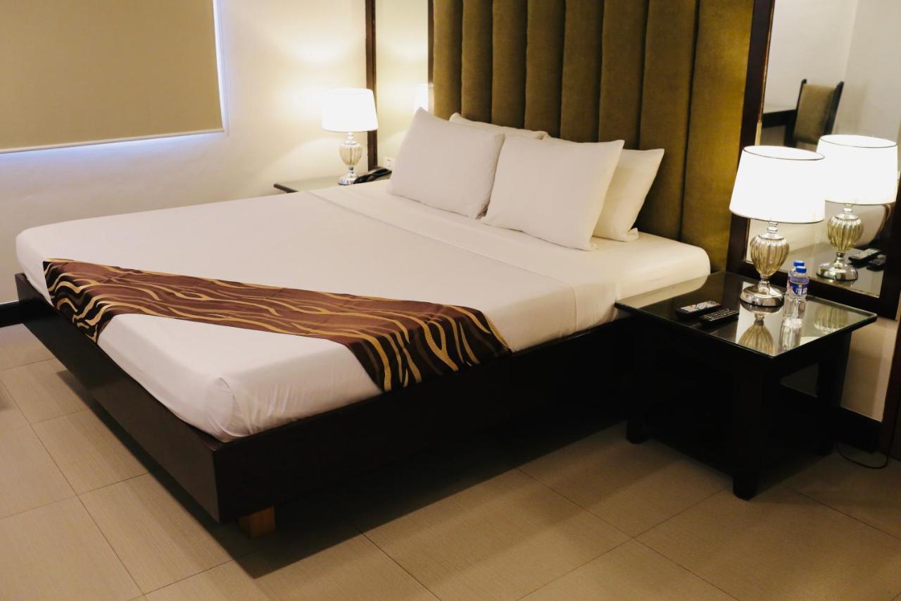 Amalfi718 Hotel Lipa City Buitenkant foto